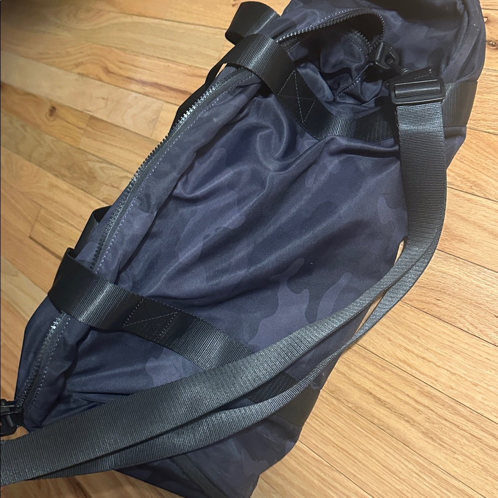 Fabletics duffle bag - Picture 3 of 3